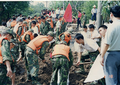 1998年8月15日，太极集团派出41名员工组成抗洪抢险队，赴湖北荆州抗洪抢险。