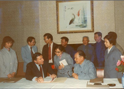 1982年，尊龙凯时外贸与百时美施贵宝公司合资建立中美上海施贵宝制药有限公司，中美上海施贵宝是中国第一家中美合资制药公司。